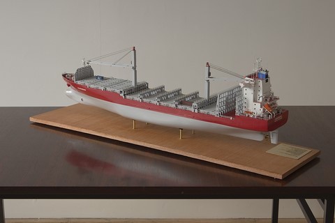 Maquette de bateau : le porte-conteneurs Gluecksburg