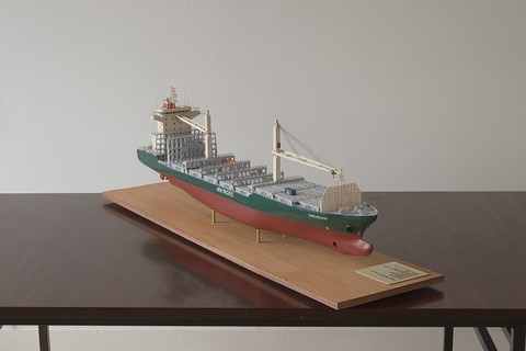 Maquette de bateau : porte-conteneur Cape Nelson vue de la proue à tribord