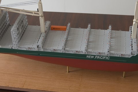 Maquette de bateau : porte-conteneur Cape Nelson vue pont avec conteneur