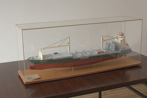 Maquette de bateau : porte-conteneur Cape Nelson sous verre