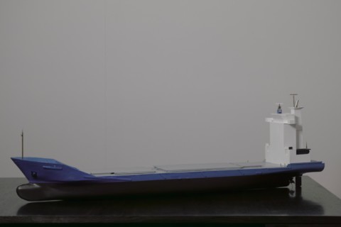 Porte-conteneur gris-bleu